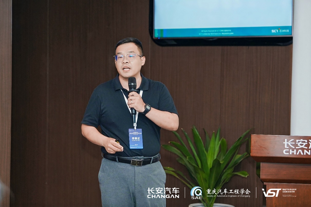 戴帽子的人在电视前AI 天生的内容可能不准确。！！