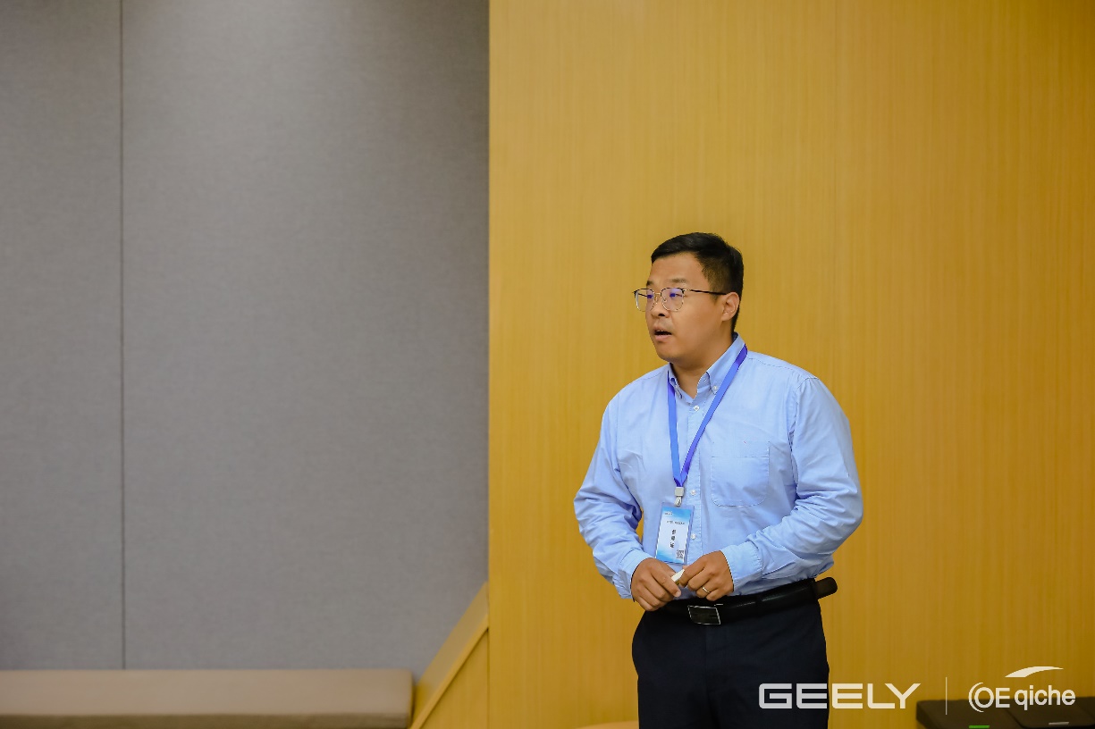 男子站在房间里AI 天生的内容可能不准确。！！